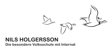 Nils Holgersson fliegt auf einer Gans und winkt, darunter ist der Text zu sehen: Nils Holgersson, Die besondere Volksschule mit Internat.